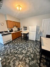 48 Cook St, Unit 1 in Newton, MA - Foto de edificio - Building Photo