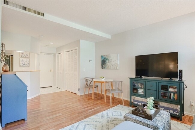 51 Pettee St, Unit 13 in Newton, MA - Building Photo - Building Photo