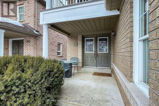 120 Candlebrook Dr in Whitby, ON - Building Photo - Building Photo