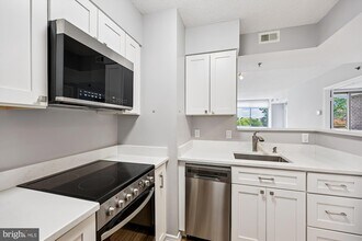 5809 Nicholson Ln in Rockville, MD - Foto de edificio - Building Photo