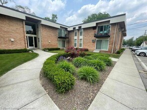 4190 S Rochester Rd, Unit 112 in Royal Oak, MI - Foto de edificio - Building Photo