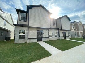 820 S Benchmark Ln, Unit 2 in Fayetteville, AR - Building Photo