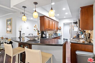 6708 Hillpark Dr-Unit -403 in Los Angeles, CA - Building Photo - Building Photo