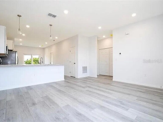 646 Desmoines Ct in Poinciana, FL - Building Photo - Building Photo