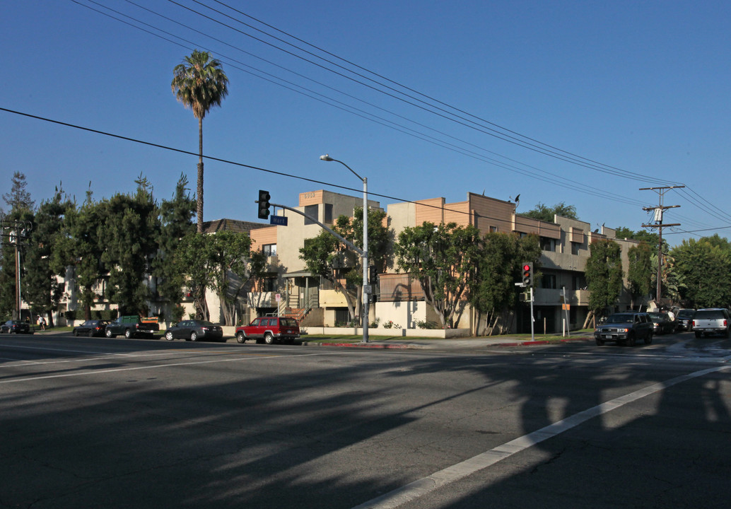 6959 Woodman Ave in Van Nuys, CA - Building Photo