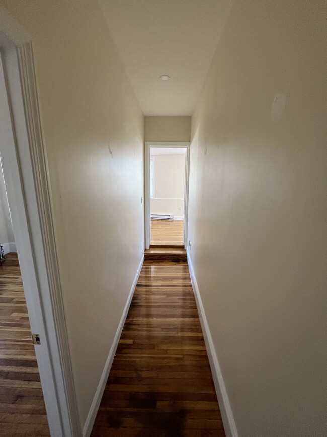 2572 Massachusetts Ave, Unit 2 in Cambridge, MA - Building Photo - Building Photo