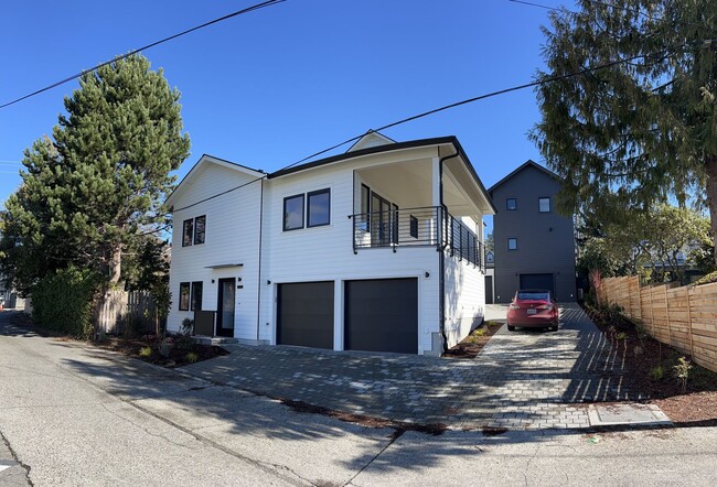 2561 31st Ave W in Seattle, WA - Building Photo - Building Photo