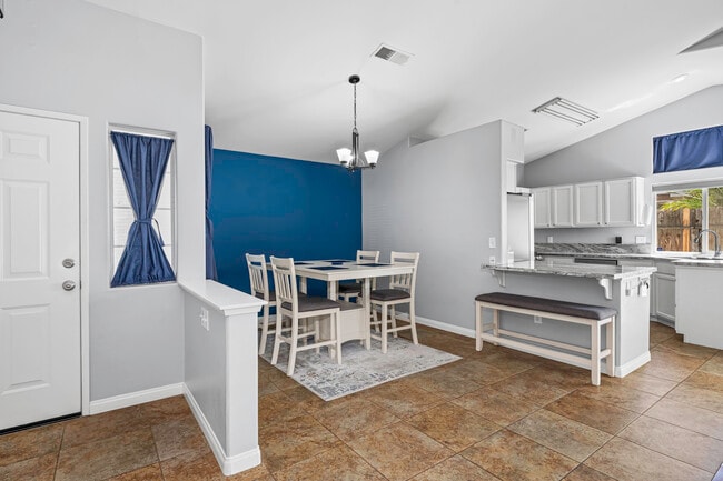 5001 Rogue Water Ct in Bakersfield, CA - Foto de edificio - Building Photo