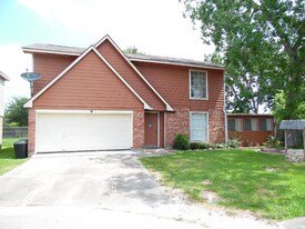 4 Dallas Ct in Angleton, TX - Building Photo