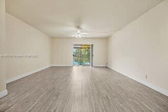 8527 Old Country Manor in Davie, FL - Building Photo - Building Photo