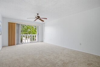 3704 Broadway, Unit 310 in Ft. Myers, FL - Foto de edificio - Building Photo