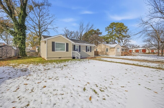 723 Woodfin Rd in Newport News, VA - Building Photo - Building Photo