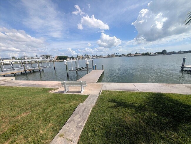 241 176th Ave E in Redington Shores, FL - Building Photo - Building Photo