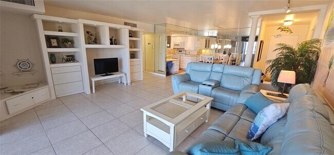 10355 Paradise Blvd in Treasure Island, FL - Building Photo - Building Photo