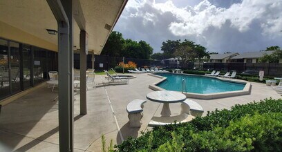 677 Trace Cir in Deerfield Beach, FL - Building Photo - Building Photo