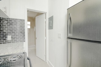 1046 Foster Rd, Unit #1 in Hallandale Beach, FL - Building Photo - Building Photo