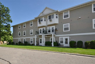 Parkbury Villa in Waite Park, MN - Foto de edificio - Building Photo