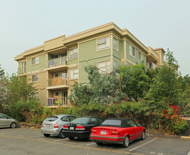 Meares Park Place in Victoria, BC - Building Photo - Building Photo