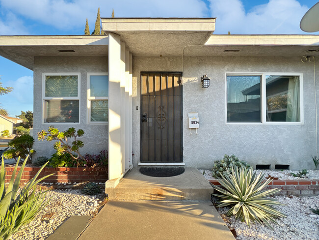 8034 Devenir Ave in Downey, CA - Foto de edificio - Building Photo