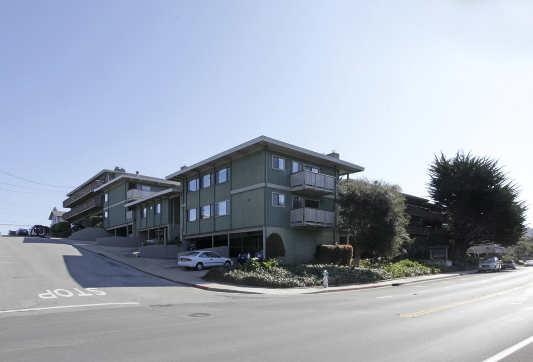 Lake Royal Apartments in Monterey, CA - Building Photo