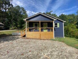 5390 Valley Dr in Cumming, GA - Building Photo