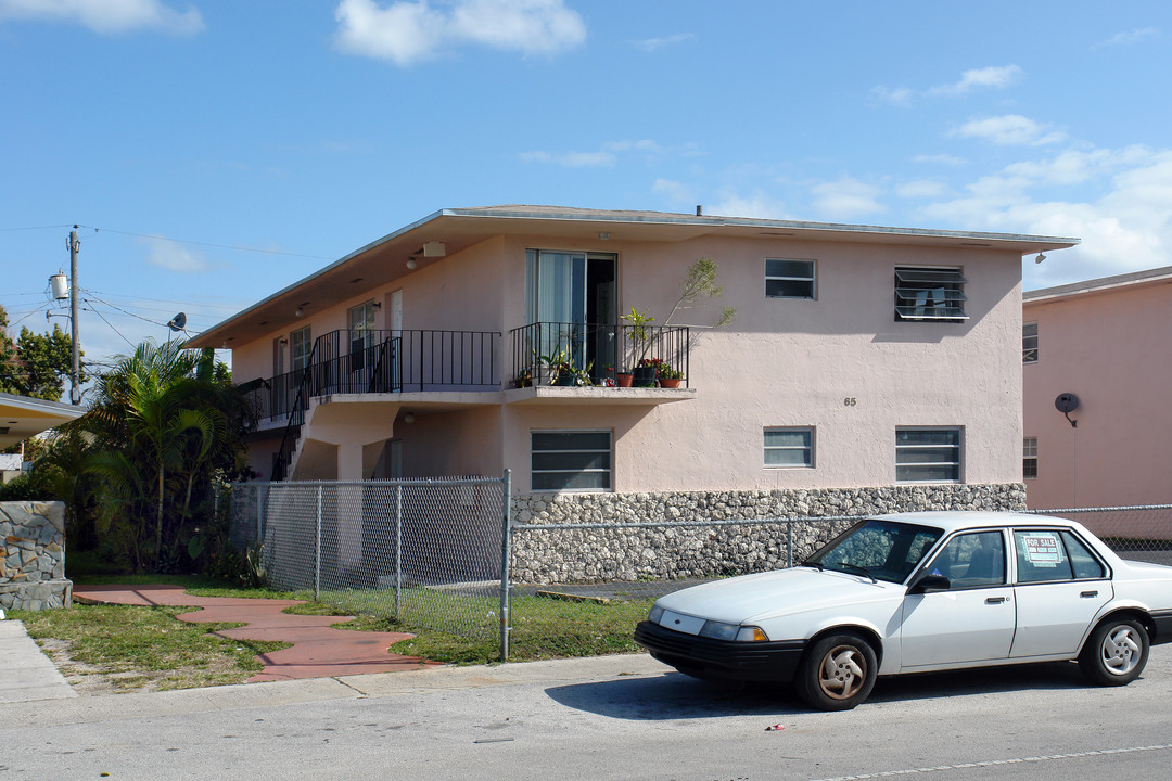 65 W 12th St in Hialeah, FL - Foto de edificio