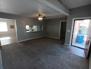 212 W Rose Dr in Midwest City, OK - Foto de edificio - Building Photo