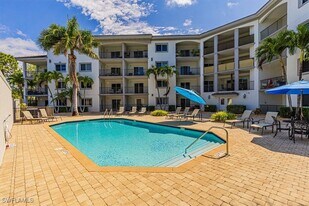 1100 Pine Ridge Rd in Naples, FL - Building Photo