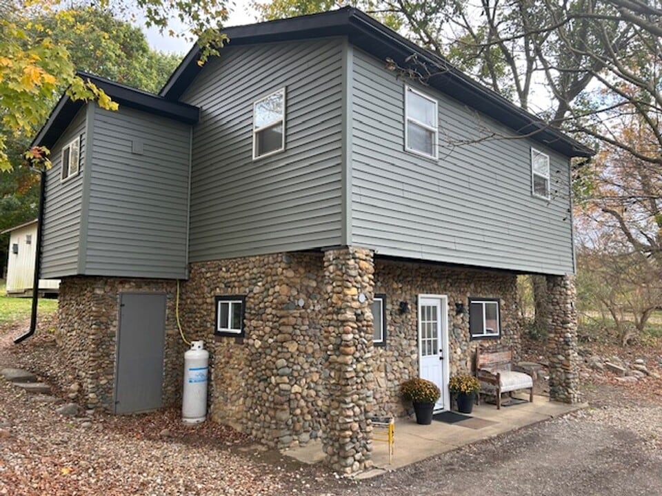 2539 OH-60 in Loudonville, OH - Building Photo