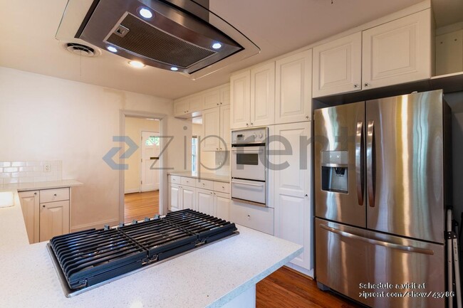 property at 915 E 38th St