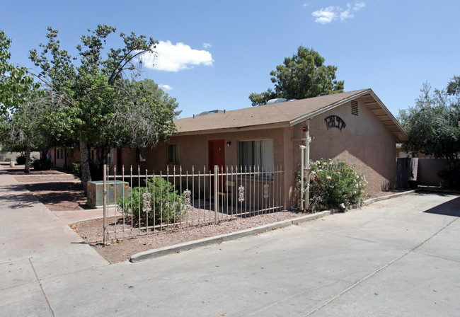 102 West 9th Place Apartments in Mesa, AZ - Building Photo - Building Photo