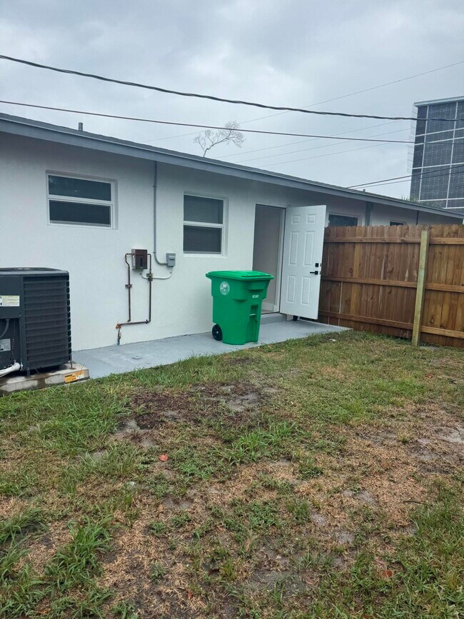 2590 Hayden Dr in Palm Springs, FL - Building Photo - Building Photo