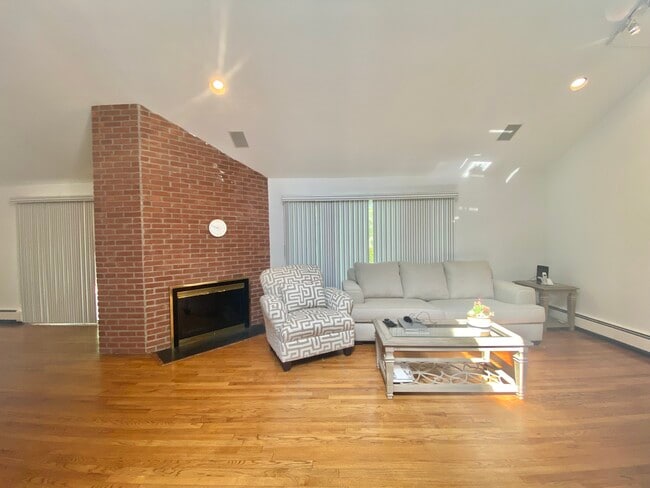 1 Ramsey Rd in Great Neck, NY - Building Photo - Building Photo