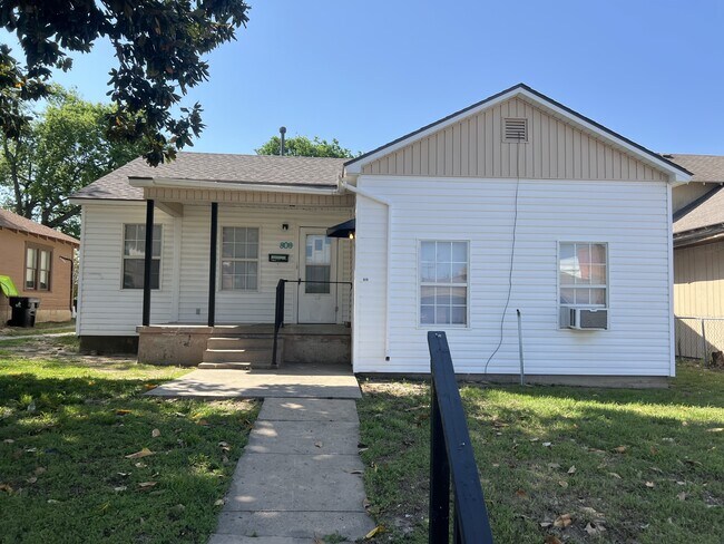 property at 809 E Main St