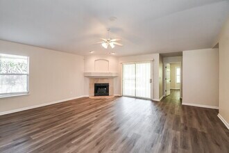 732 Dewdrop Loop in Jacksonville, FL - Foto de edificio - Building Photo