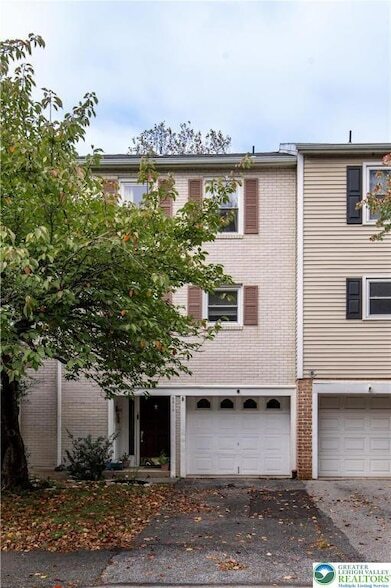 8315 Countryside Ln in Fogelsville, PA - Foto de edificio