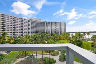 1500 Bay Rd, Unit N-1224 in Miami Beach, FL - Building Photo