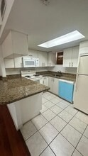 8290 Lake Dr in Doral, FL - Building Photo - Building Photo