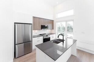 809 Arncote Ave in Victoria, BC - Building Photo