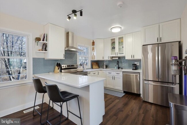 property at 3290 Applegate Ct