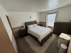 1330 N Creekside Ln in Newberg, OR - Foto de edificio - Building Photo