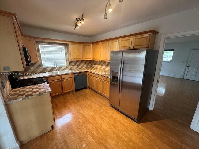 2621 NE 209th St-Unit -2621 in Miami, FL - Building Photo - Building Photo