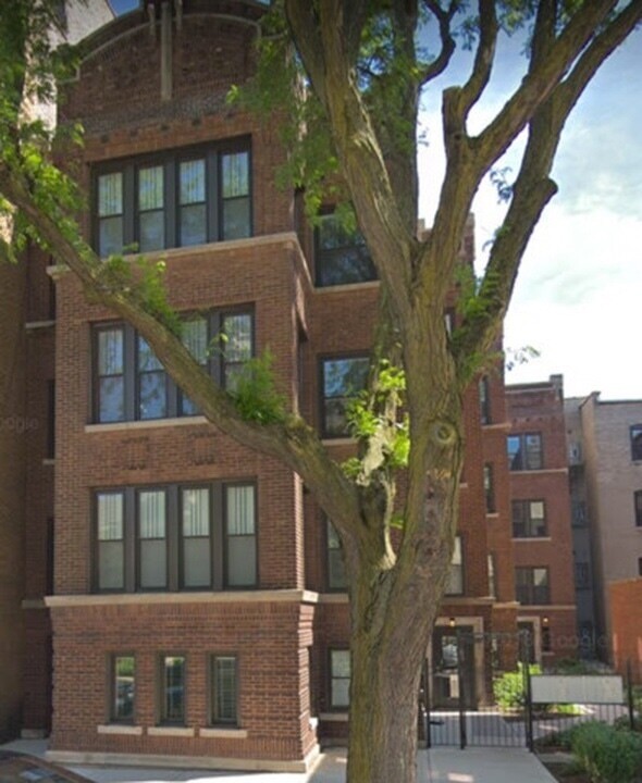 715 W Belmont Ave in Chicago, IL - Building Photo