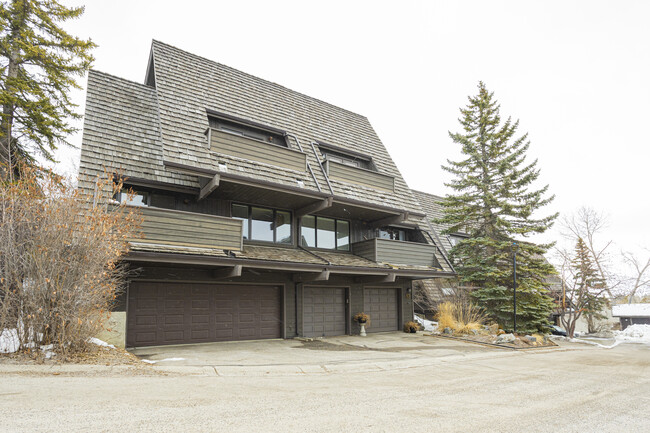 700 Ranch Estates Pl NW in Calgary, AB - Building Photo - Building Photo