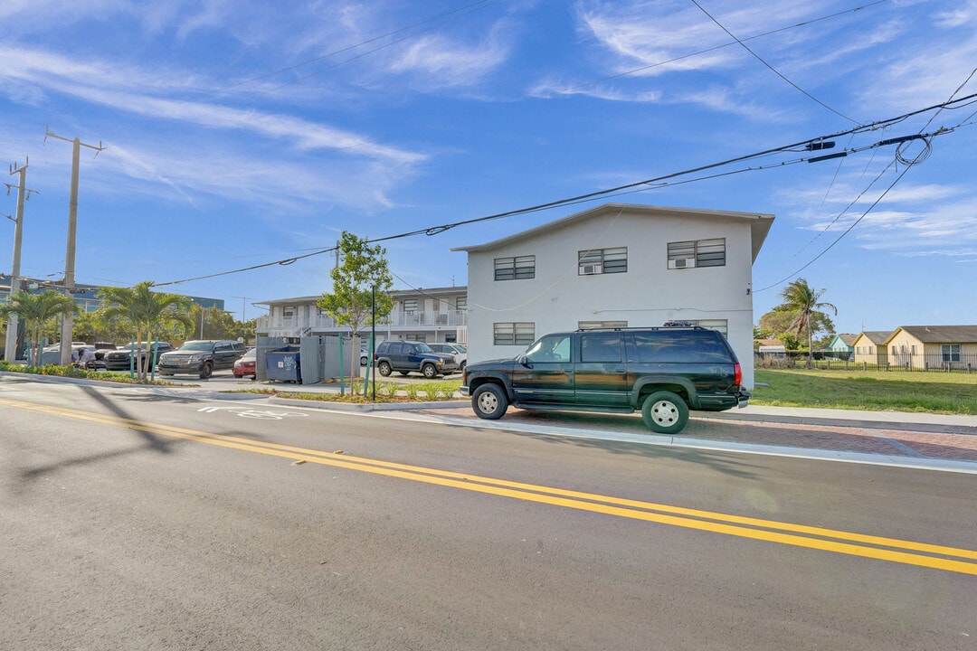 CITY CENTER in Hallandale Beach, FL - Building Photo