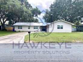 2033 Dunbarton Way in Lakeland, FL - Building Photo