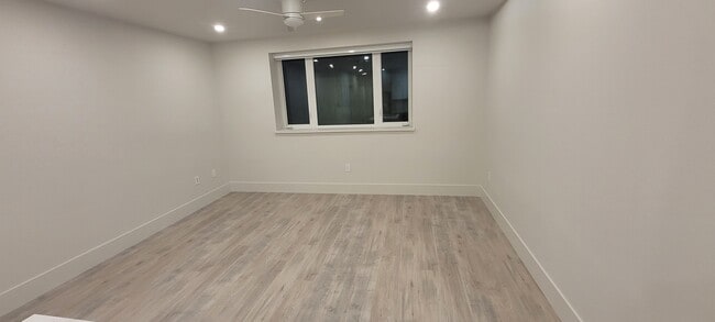 5813 Canada Way in Burnaby, BC - Building Photo - Building Photo