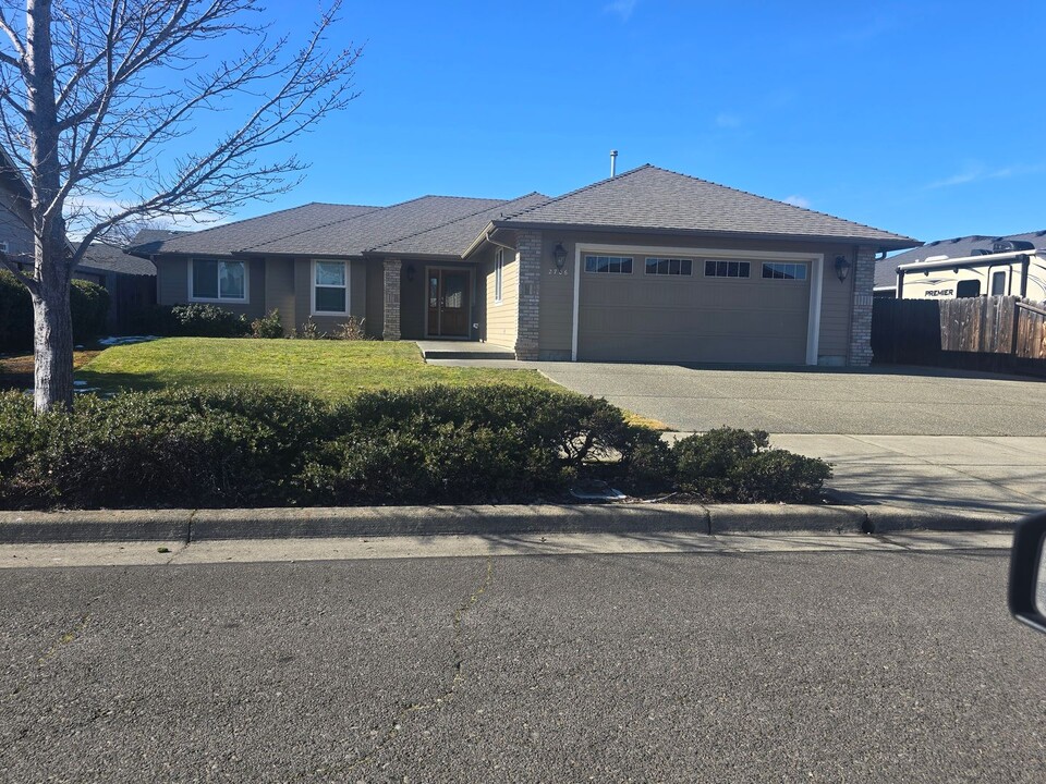 2706 Esther Ln in Grants Pass, OR - Building Photo