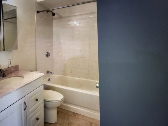 77 Pond Ave, Unit 612 in Brookline, MA - Foto de edificio - Building Photo