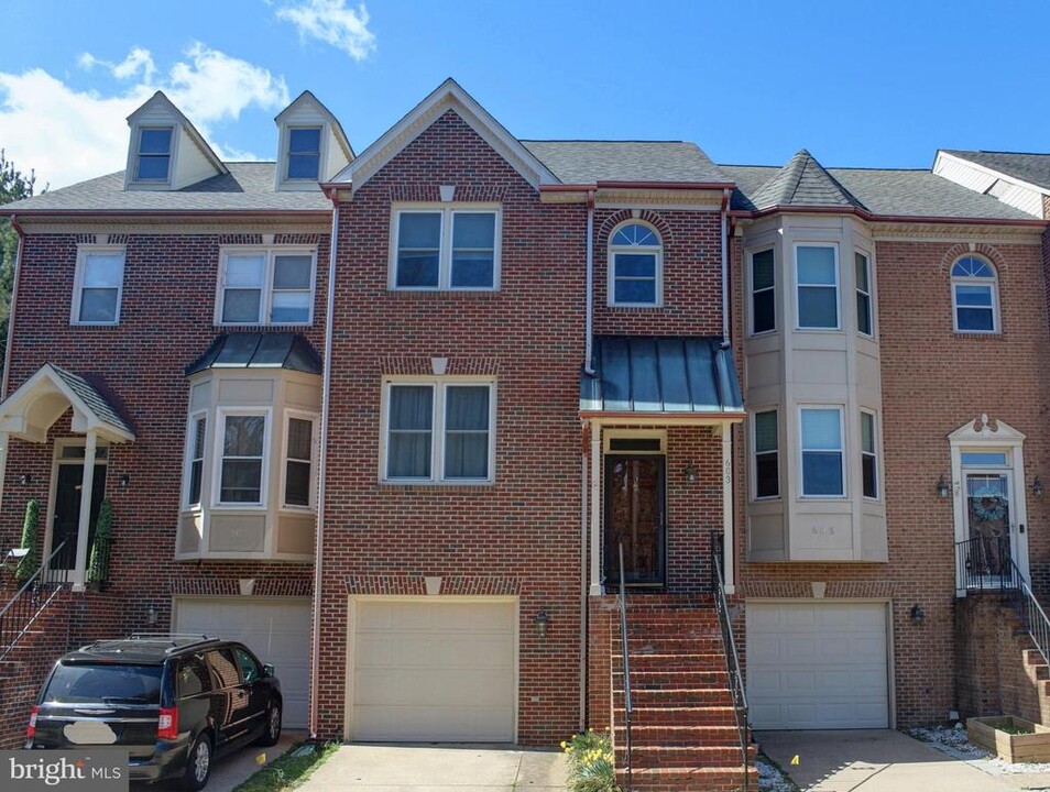 603 Shaw Ct in Fredericksburg, VA - Foto de edificio